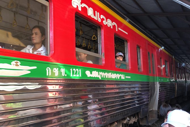 Train Market and Floating Market half day tour - What to do (and not do) once you’re inside the markets