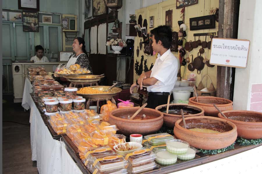 Weekend Amphawa Floating Market & Train Market Private Tour - The guide makes or breaks the experience