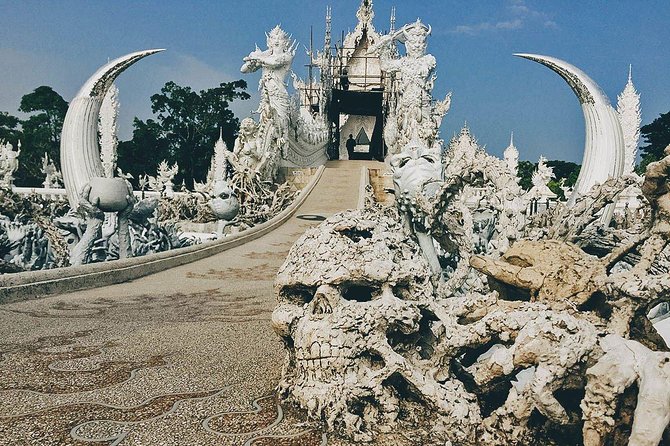 White Temple, Black House Museum and Hot Spring Tour from Chiang Mai (SHA Plus) - The Tour Pace, Group Size, and Why It Feels Manageable